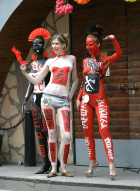 Body art festival girls