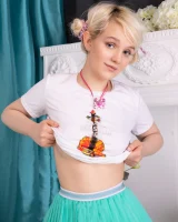 Showy Beauty - 16-kapri-blonde-cutie-0018